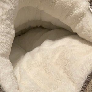 New without tags.cat snuggle burrowing bed.